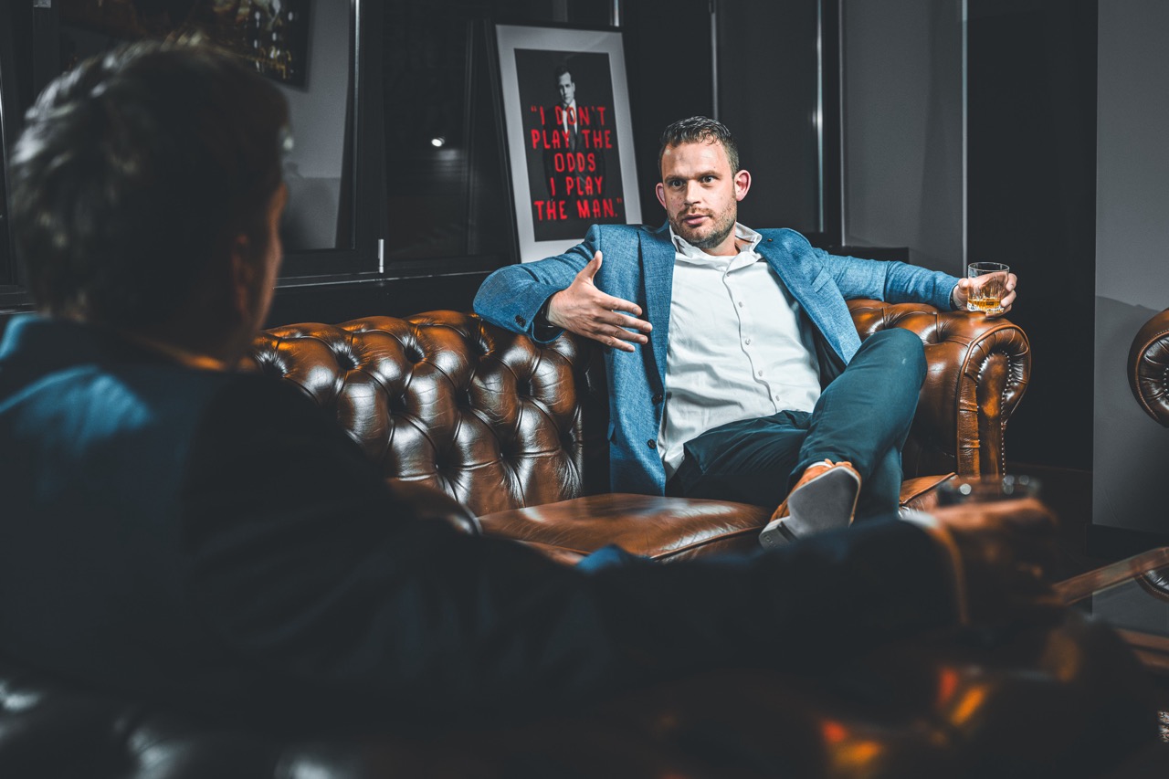 Netwerkborrel in Whiskeyroom Valkenswaard met sfeervolle verlichting en luxe inrichting.