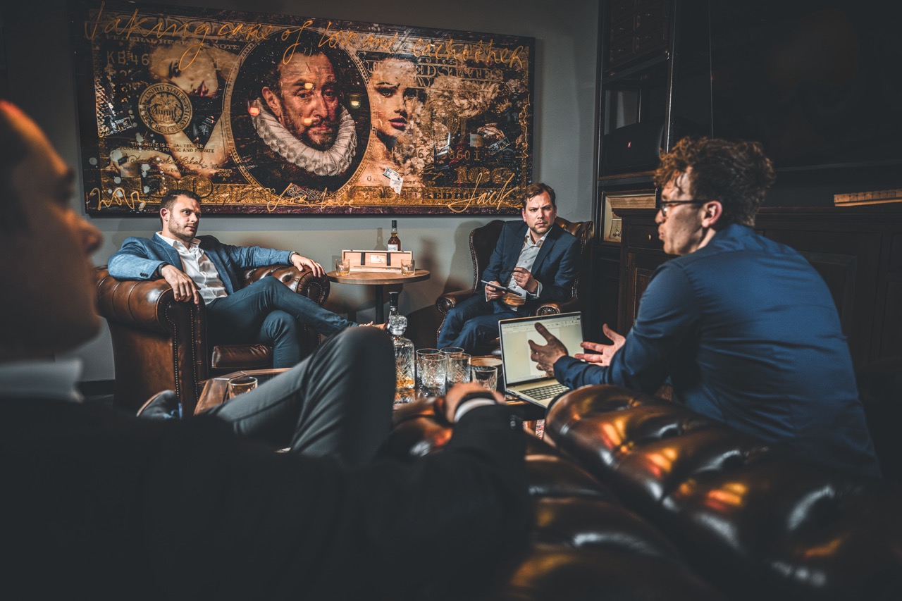 Vergaderruimte Whiskeyroom Valkenswaard met luxe inrichting en Chesterfield banken