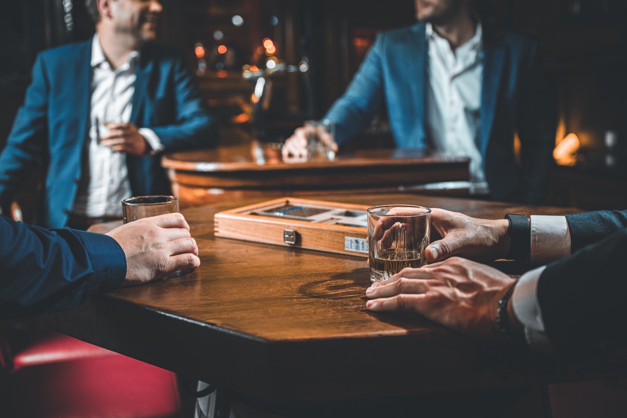 Een moderne, luxe vergaderruimte met leren banken en inspirerende posters, perfect voor zakelijke vergaderingen of bijeenkomsten te huur.